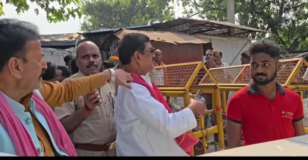 जवही दयाल मे सपाइयों की गाड़ी को आगे जाने से रोकती पुलिस से हुई नोक झोंक।संवाद