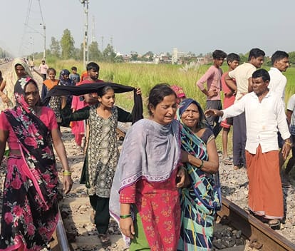 जायस में घटनास्थल पर रोते-बिलखते परिजन। स्रोत: ग्रामीण
