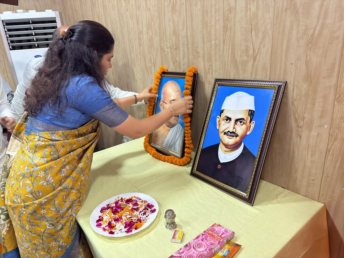 Shravasti News: बापू-शास्त्री को नमन, आदर्शों को अपनाने का संकल्प