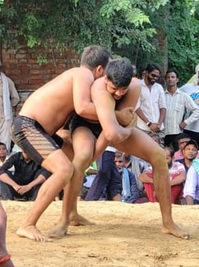 Mau News: कुश्ती में बलिया के रामानंद पहलवान ने आजमगढ़ के शहाबुद्दीन को दी पटकनी