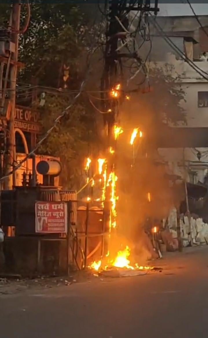 Lucknow News: बाढ़ में डूबी छह ट्रांसफार्मर पेटी, 1200 घरों की बिजली गुल