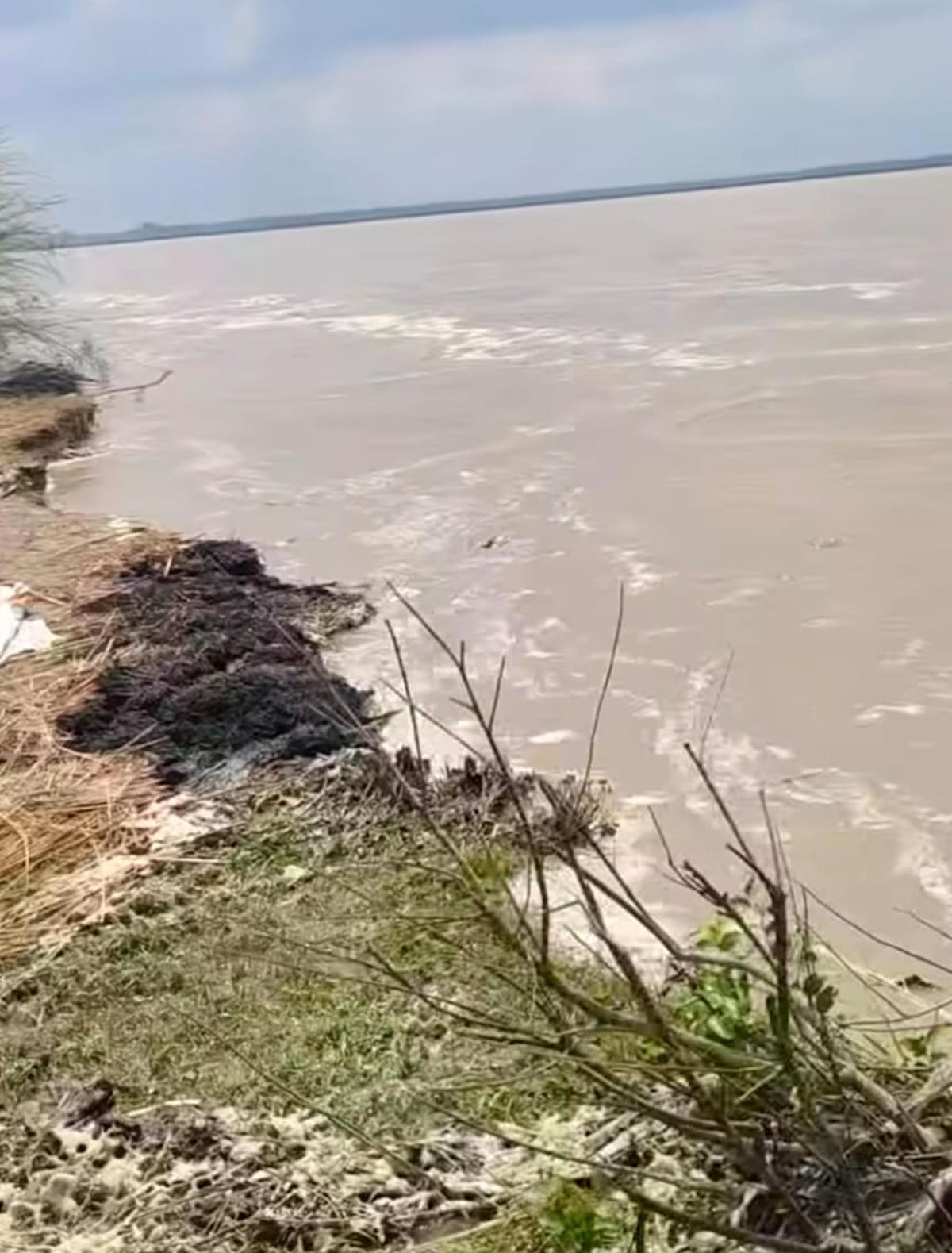 Bahraich News: तेजी से घट रहा सरयू का जलस्तर, कटान का खतरा बढ़ा