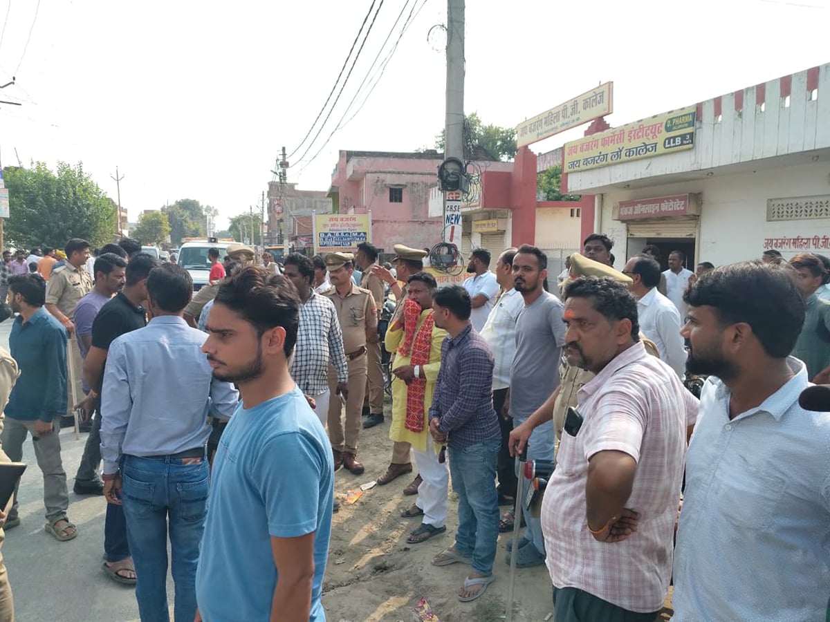 Jaunpur News: मवेशियों से लदी ट्रॉली का टायर फटा, दम घुटने से चार मरे
