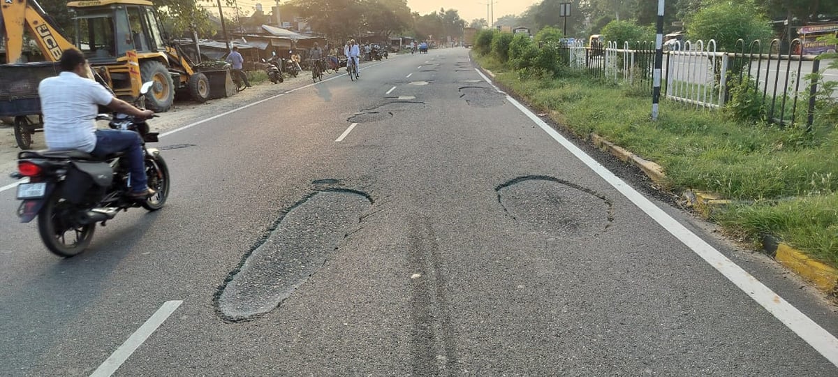 Basti News: लखनऊ-गोरखपुर हाईवे पर गड्ढों की भरमार, सफर बना जानलेवा