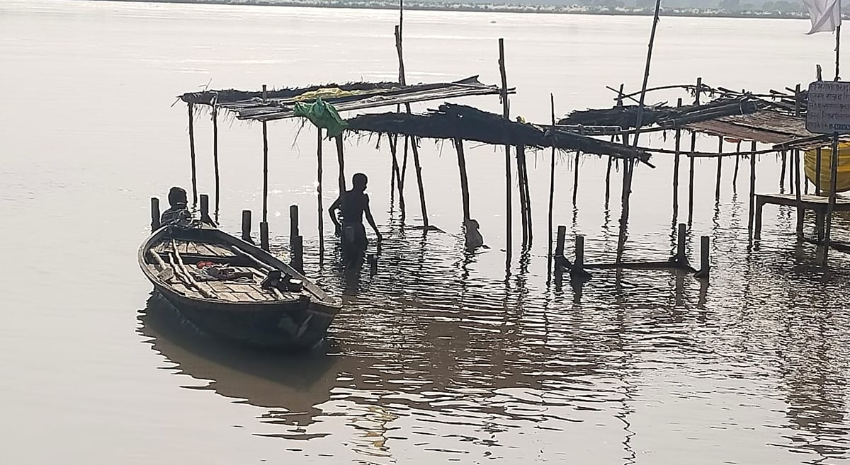 Pratapgarh News: लगातार बढ़ रहा गंगा का जलस्तर, लोग परेशान