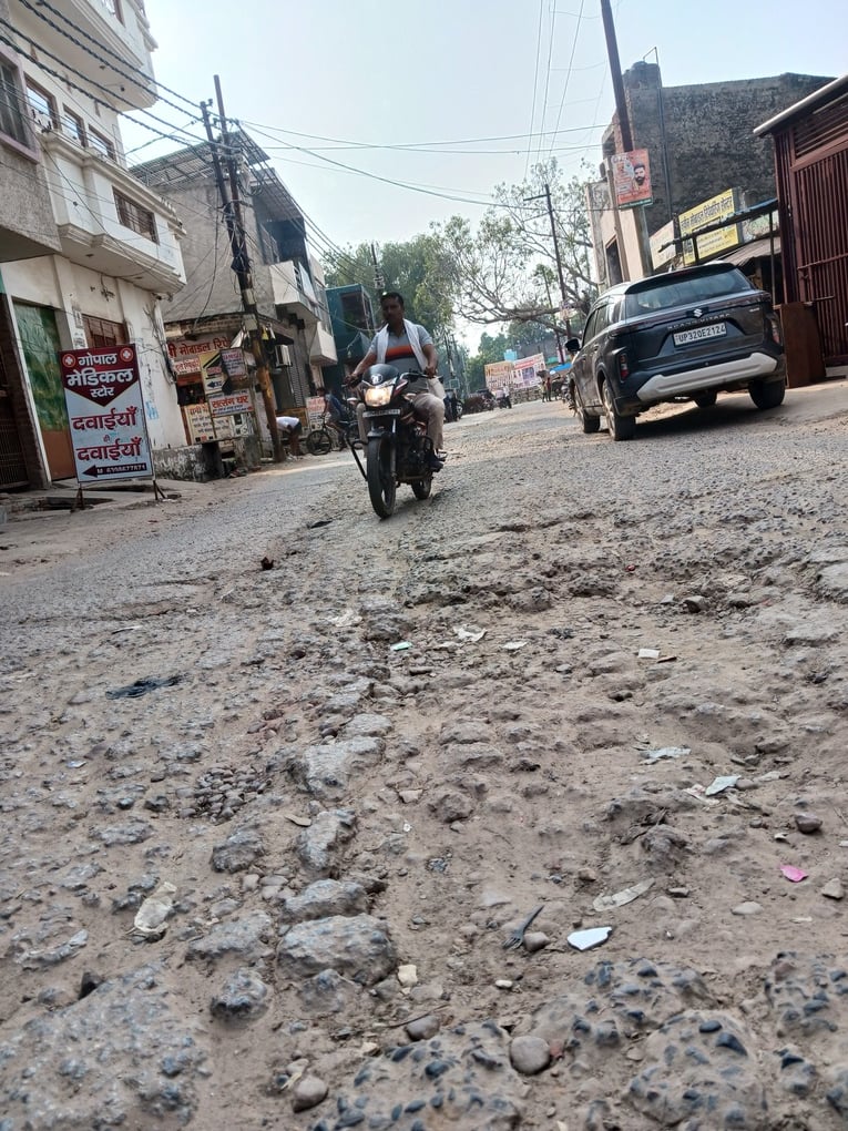 Hathras News: आस्था के मार्ग पर अधिकारियों की लापरवाही पड़ रही भारी