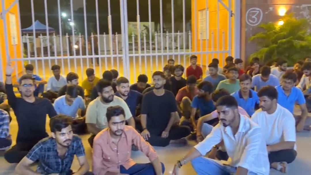 Lucknow News: मेस में खराब खाने पर फिर भड़के छात्र