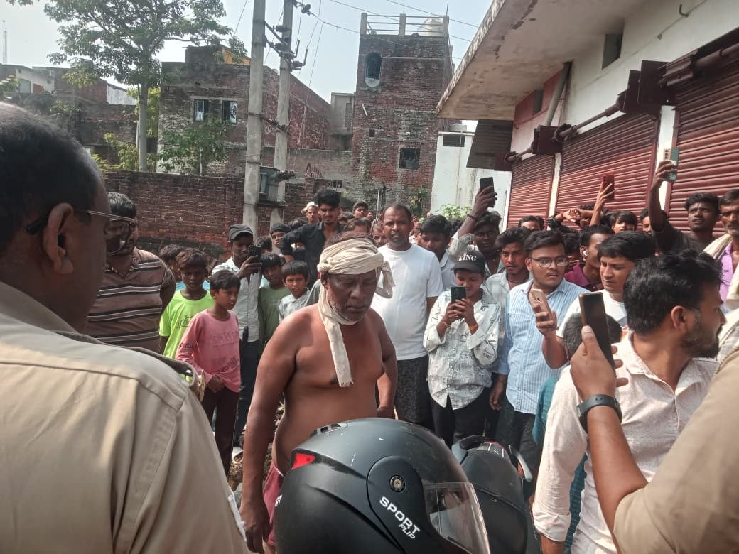 Basti News: सुबह किशोरी, दोपहर में अधेड़ टावर पर चढ़ा, पुलिस ने समझाकर उतारा
