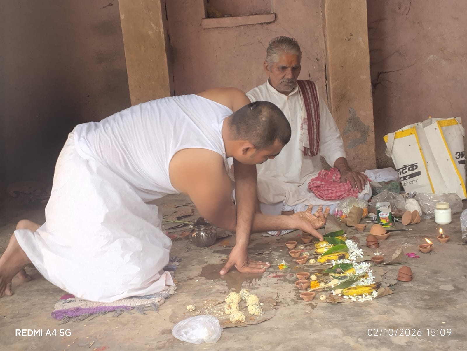 नगर के बरियाघाट में श्राद्धकर्म करते श्रद्धालु।-संवाद।