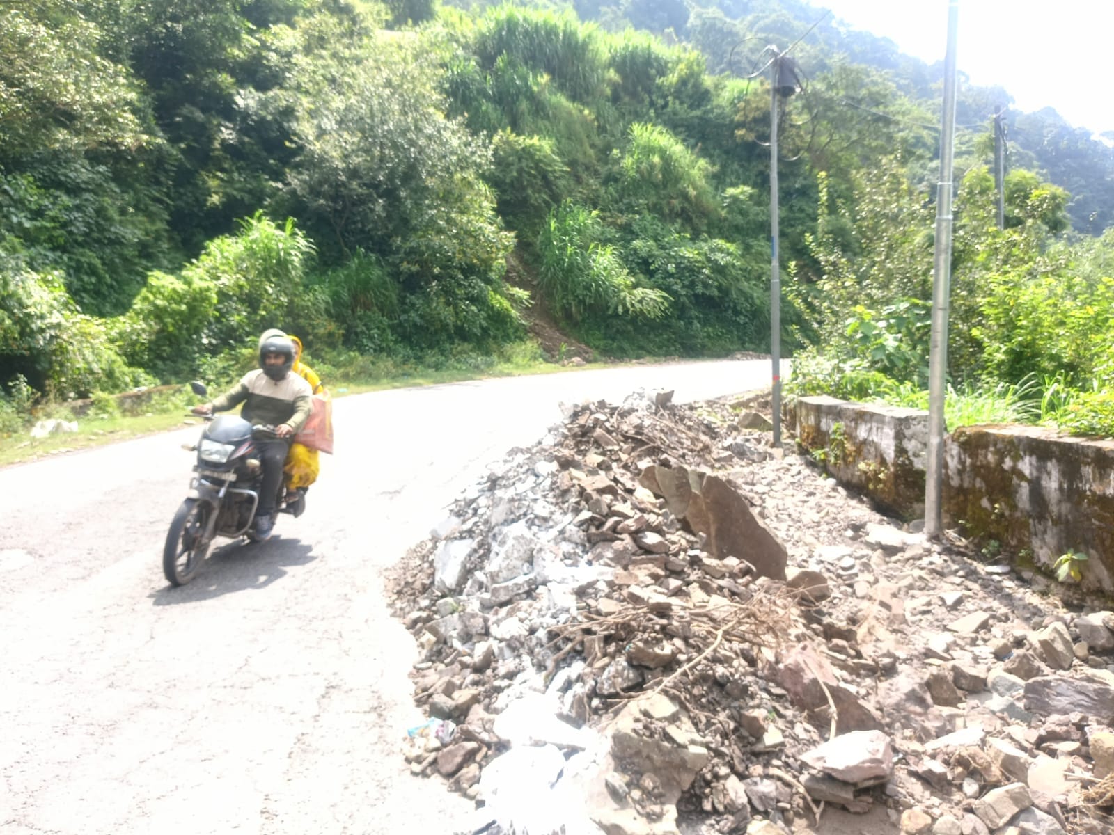नाहन-कुमारहट्टी एनएच पर चबाहां के पास सड़क पर पड़ा पत्थर और मलबे का ढेर। संवाद