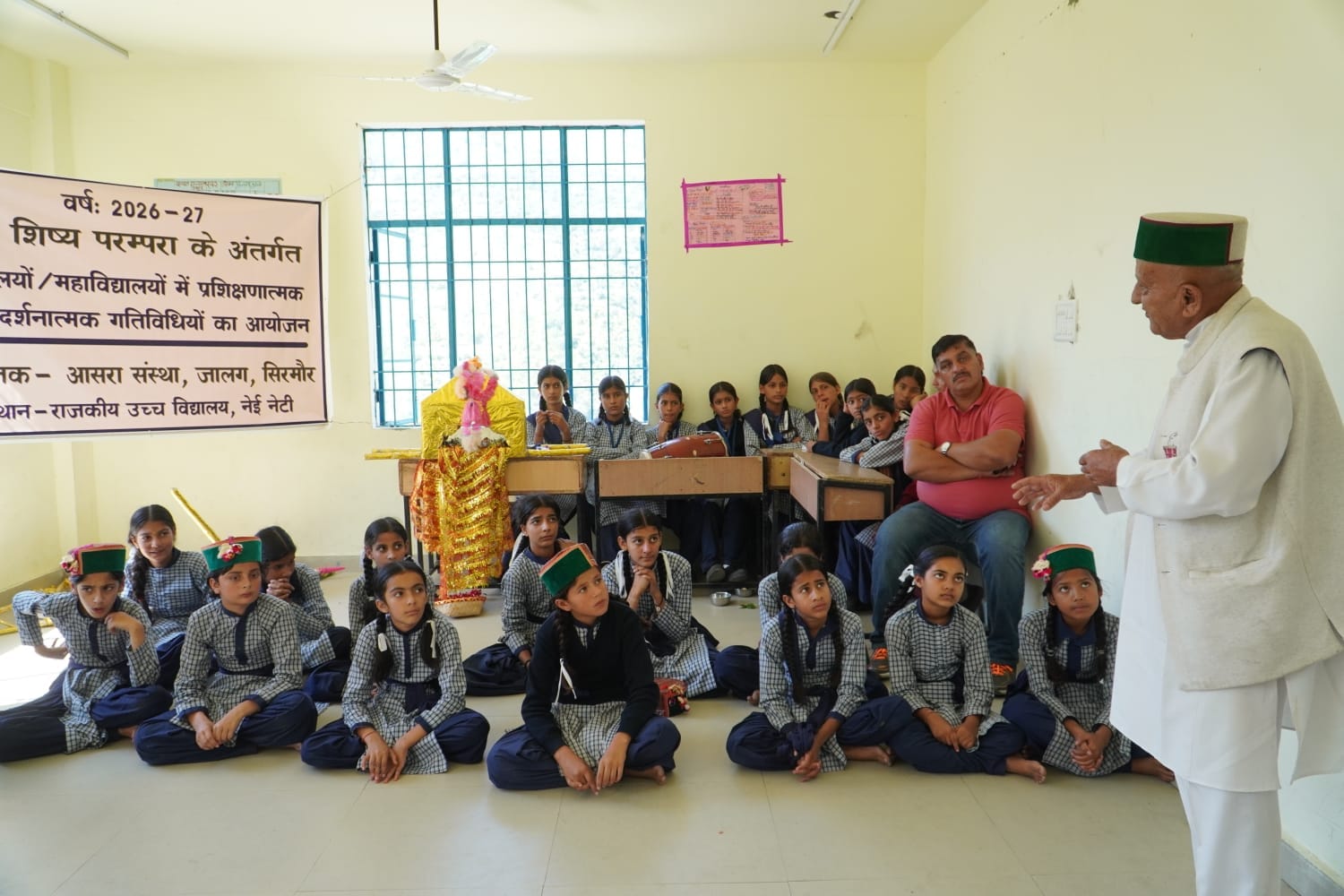 नेई नेटी स्कूल में लोकनृत्य प्रशिक्षण कार्यक्रम में जानकारी देते पद्मश्री विद्यानंद सरैक। स्रोत