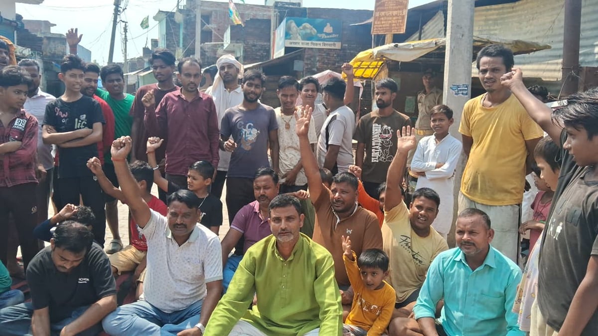 Shravasti News: आठ दिन से बिजली नहीं, सड़क जाम कर प्रदर्शन