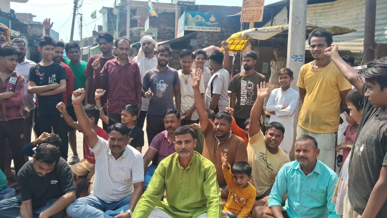  नानपारा-बरदेहरा मार्ग जाम कर प्रदर्शन करते ग्रामीण।