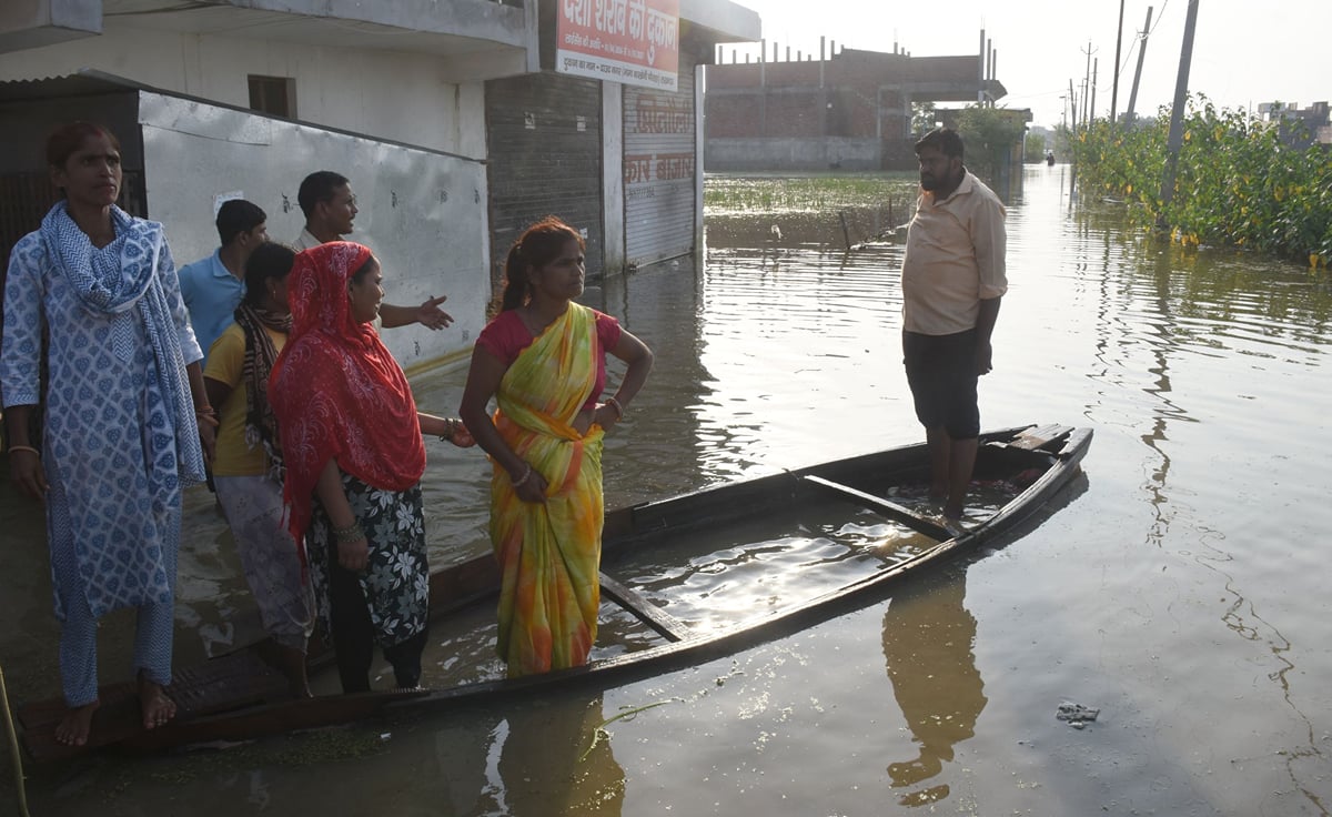 Lucknow News: नाव बनी आवागमन का सहारा, वसूली का आरोप