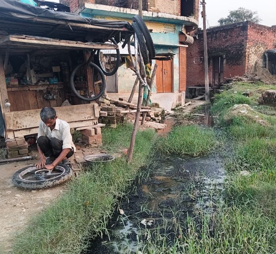 Unnao News: कागजों में सड़कें चकाचक...गड्ढों में गिरते-पड़ते सफर