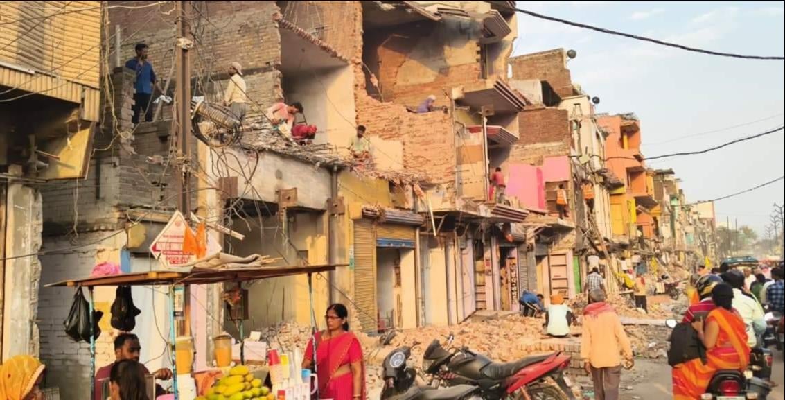 Chandauli News: पांच महीने पहले हाईवे के लिए टूटी थीं 200 दुकानें, अब नाले के लिए दोबारा साै दुकानें तोड़ेगी पालिका