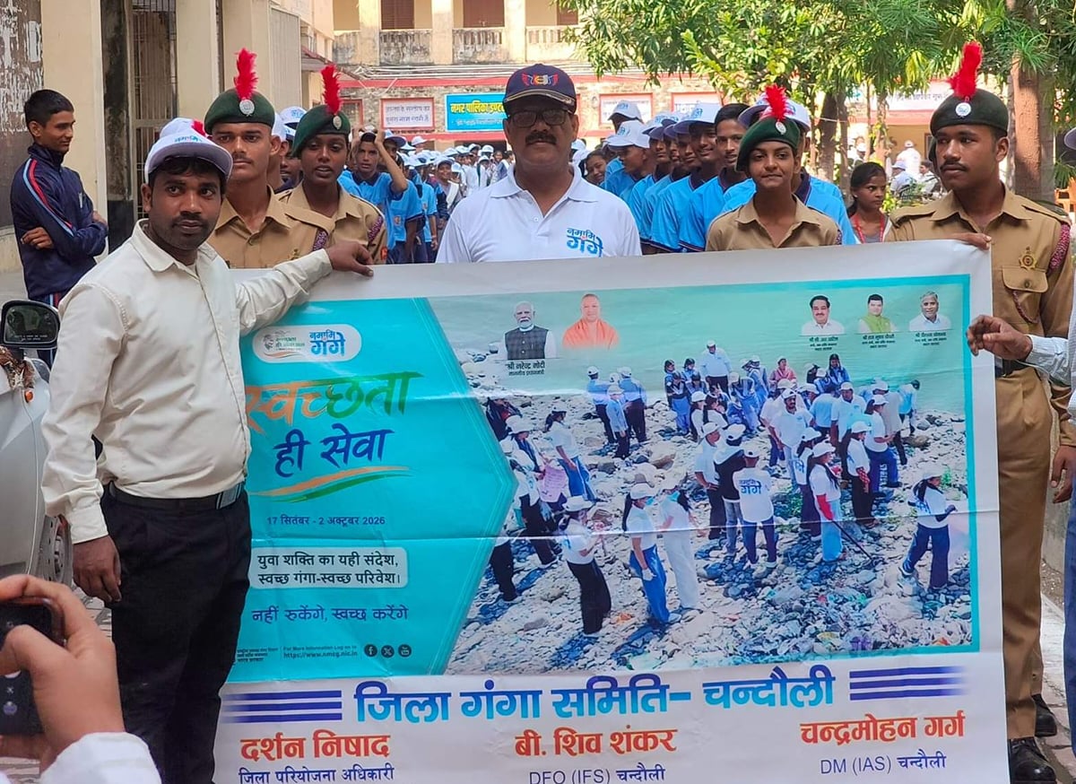 Chandauli News: स्वच्छता का संदेश लेकर सड़क पर उतरे कैडेट