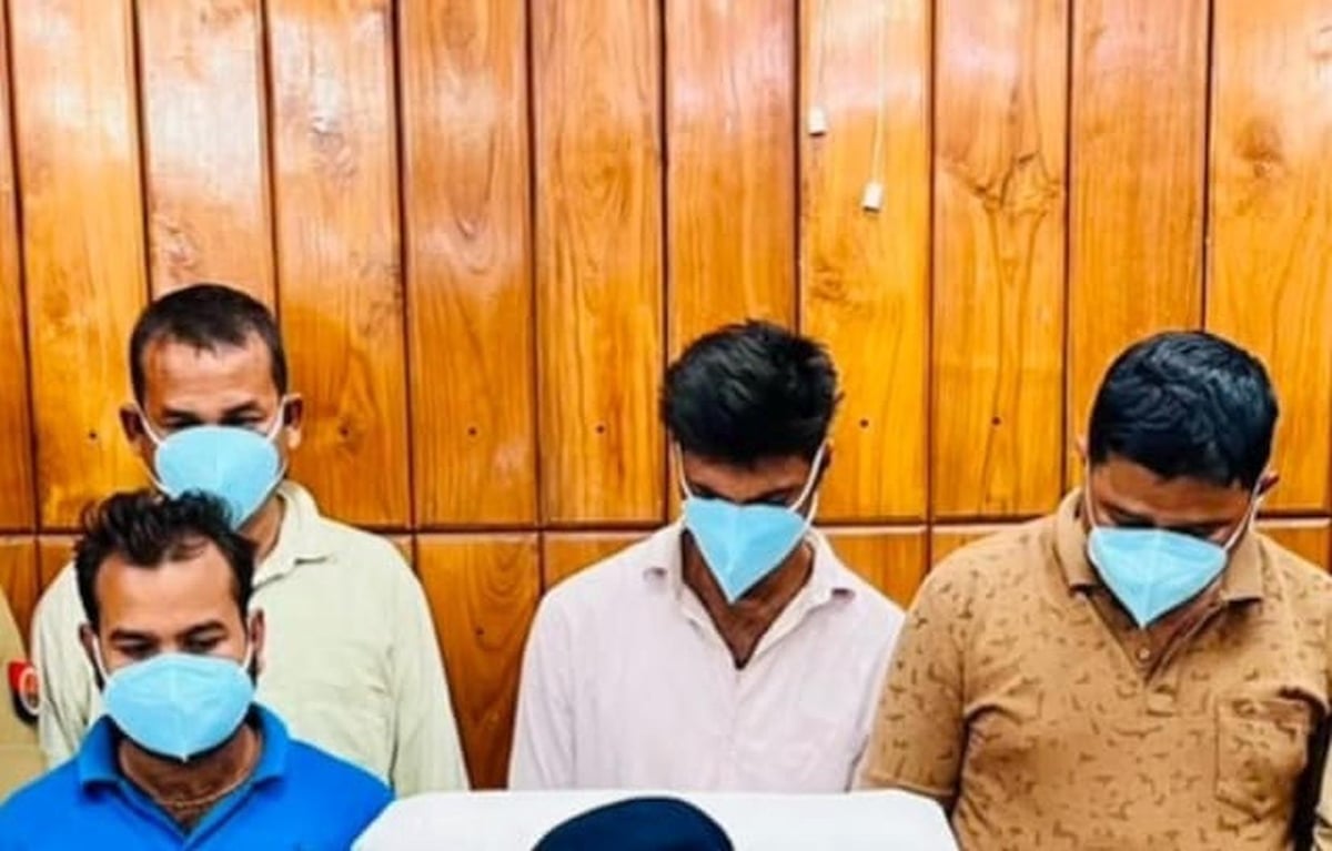 Bahraich News: नेपाल तक नेटवर्क बढ़ाने की जुगत में थे बर्खास्त पुलिसकर्मी