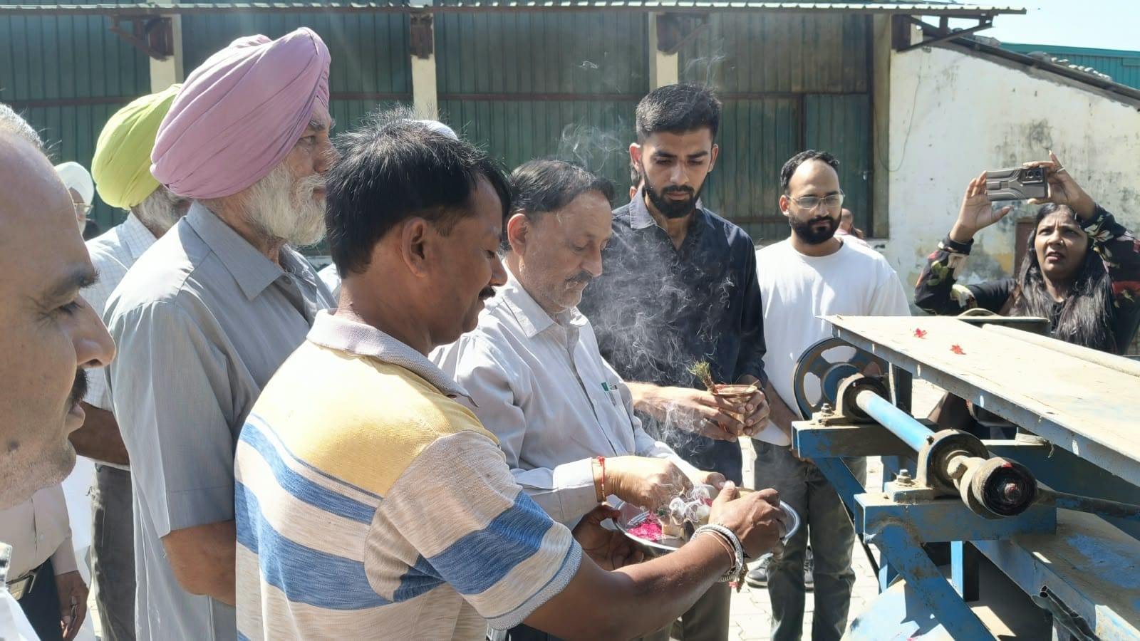पांवटा साहिब में धान खरीद केंद्र का शुभारंभ करते हुए एपीएमसी अध्यक्ष सीताराम शर्मा। संवाद