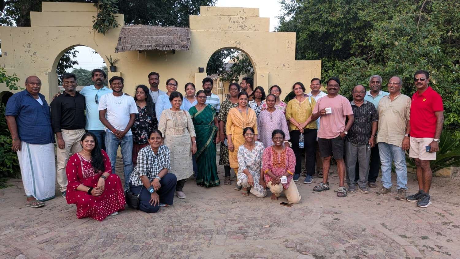 राखीगढ़ी में हड़प्पाकालीन पुरातात्विक टीलों का भ्रमण करते तमिलनाडु से आए आत्रुपडै समूह के सदस्य