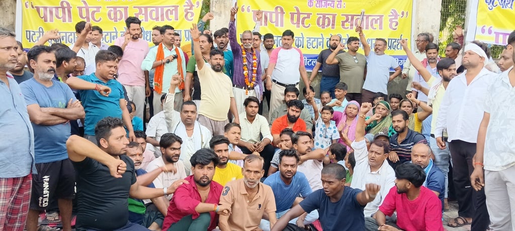 Aligarh News: लघु व्यापारी बोले-रोजगार छीन रहा नगर निगम