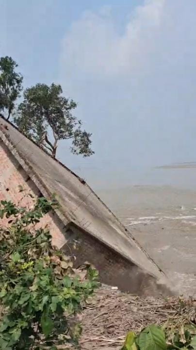 रुरासुल्तानपुर में नदी में समाता मकान। स्रोत: ग्रामीण
