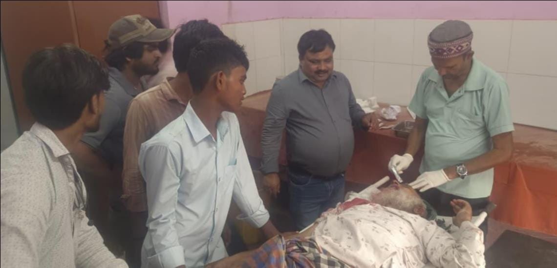 सीएचसी मल्हीपुर में घायल का इलाज करते चिकित्सक।