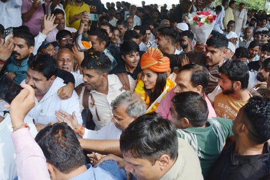 Saharanpur News: प्राची की राह में फूल ही फूल, बेटी के स्वागत में उमड़ा जिला