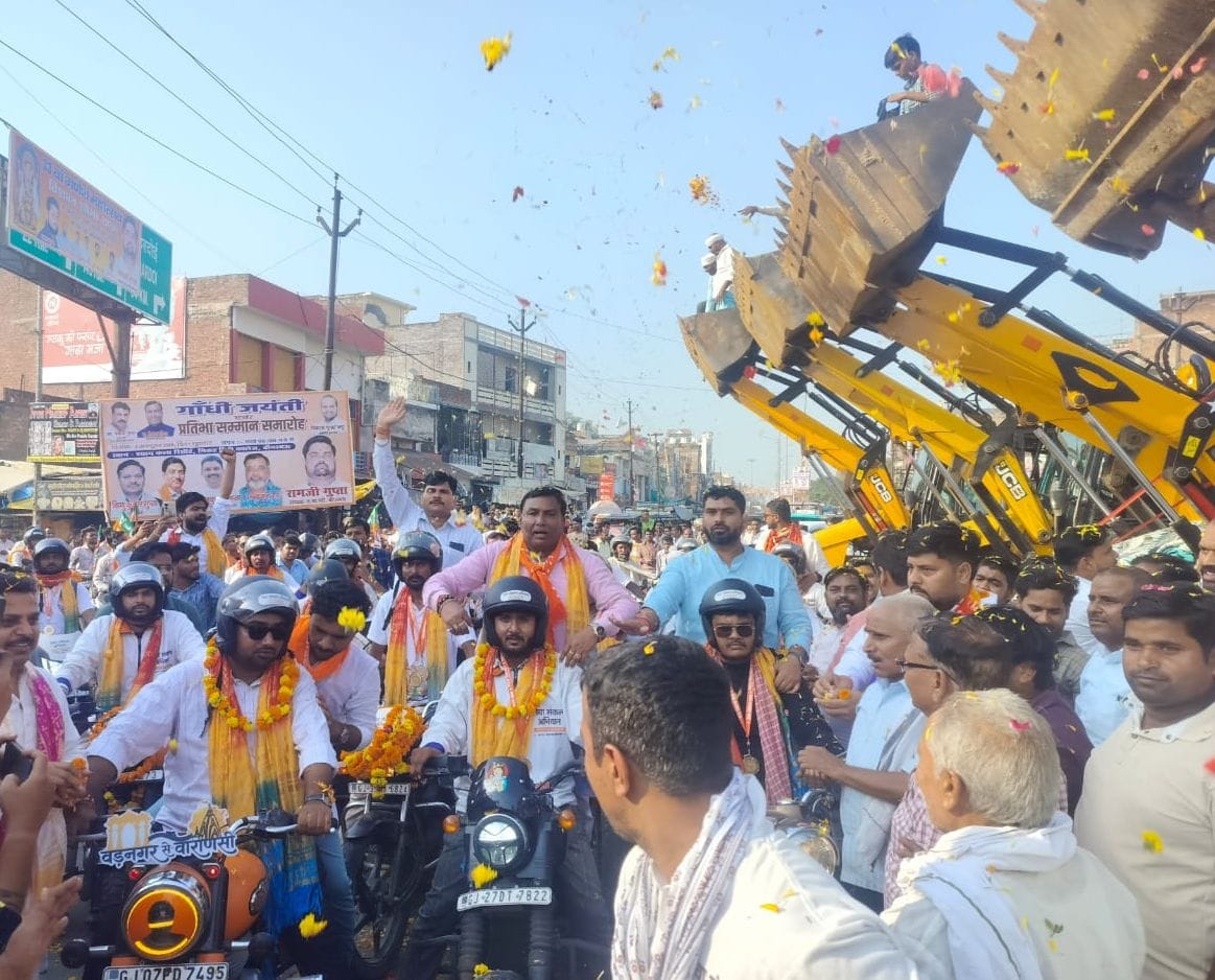 संकल्प यात्रा पर जेसीबी से पुष्पवर्षा करते भाजपा कार्यकर्ता। संवाद
