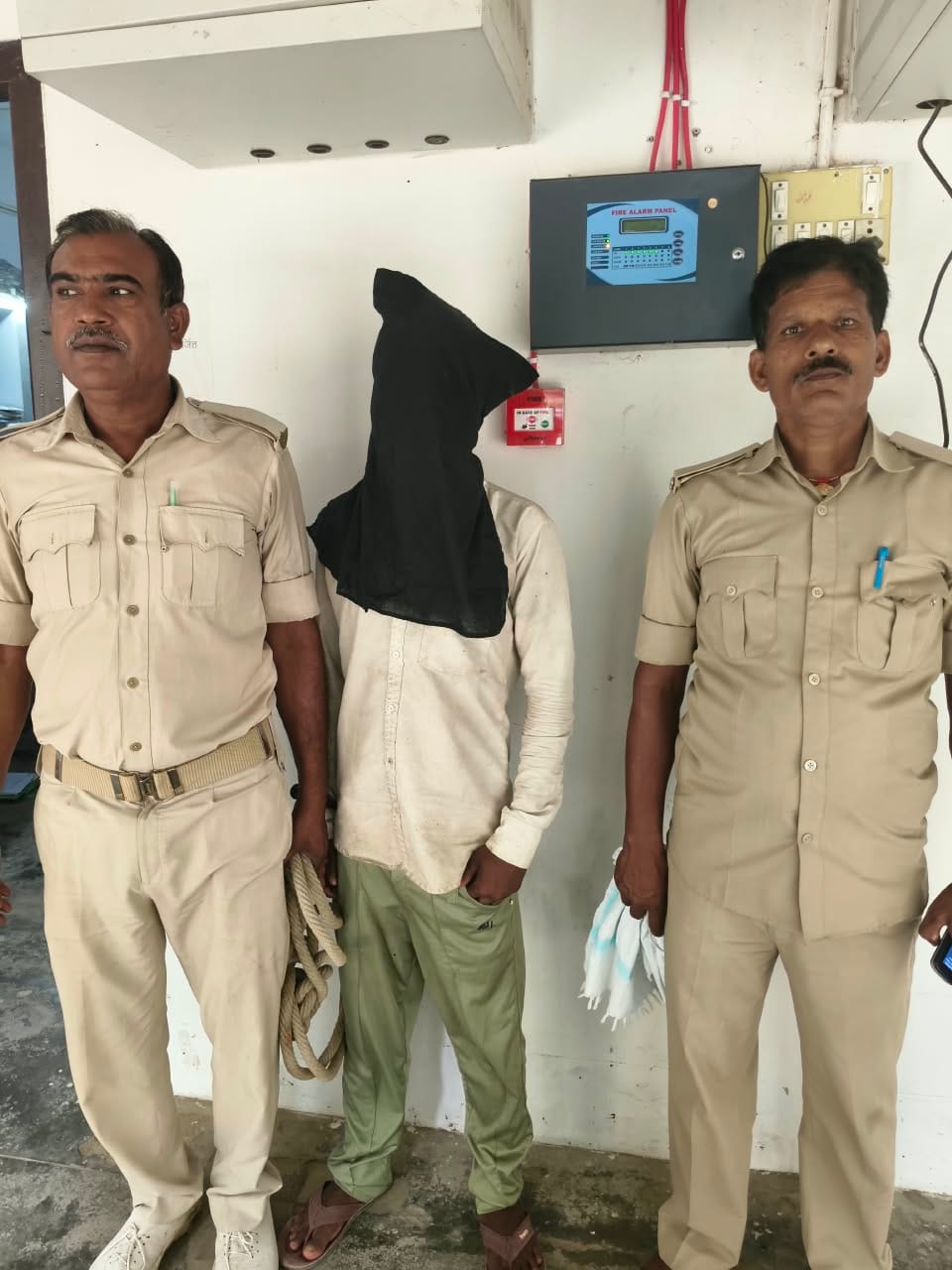 पुलिस की गिरफ्त में आरोपी