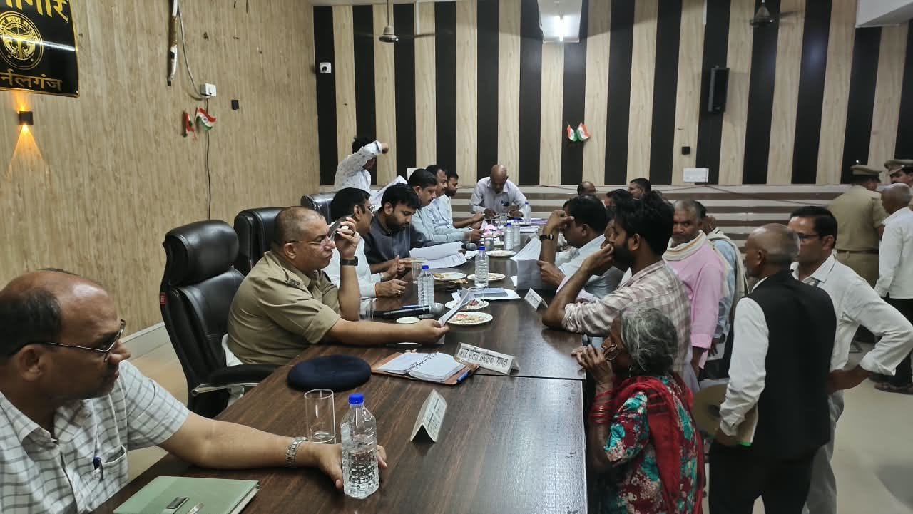 संपूर्ण समाधान दिवस में सुनवाई करते अधिकारी। संवाद