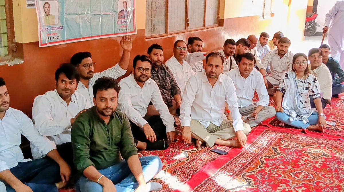 Meerut News: वेतन भत्ते बढ़वाओ, लैपटॉप और मोबाइल दिलाओ