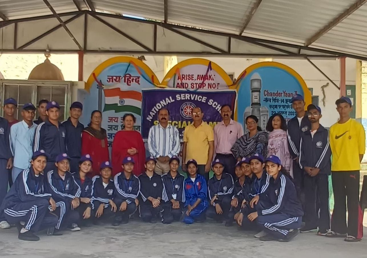 सुरला स्कूल में एनएसएस शिविर के शुभारम्भ मौके पर मुख्यातिथि के साथ शिक्षक और स्वयं सेवी। संवाद