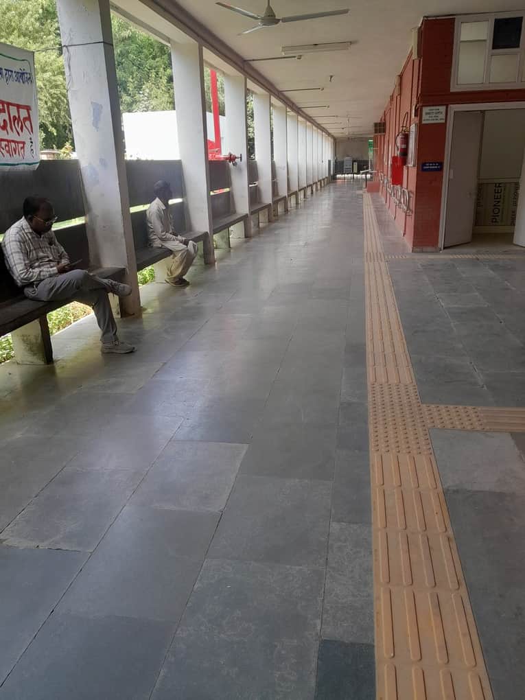 सिरसा अदालत परिसर में बनाया गया पीले रंग का स्पर्शनीय पथ। संवाद