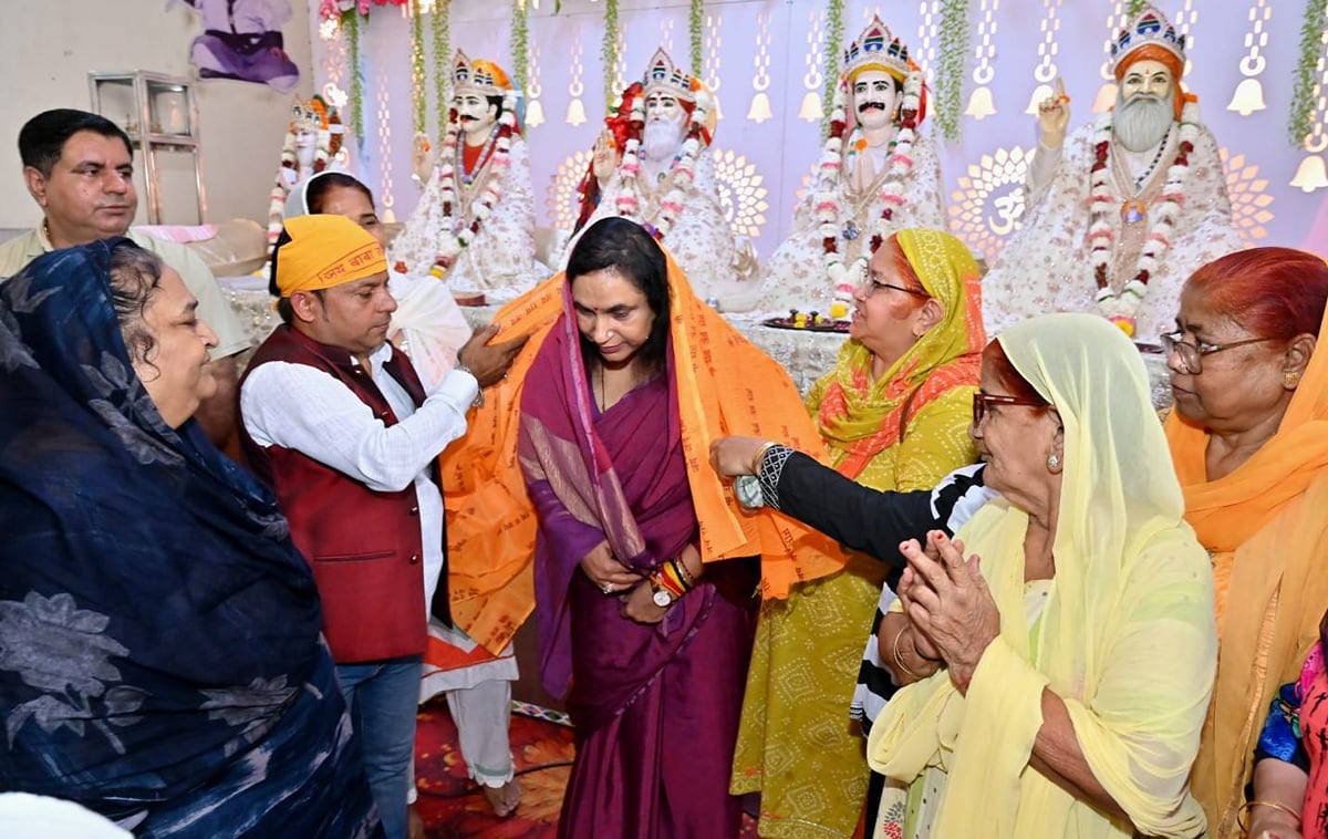 Lucknow News: संत बाबा हरदास राम-गेलाराम साहिब के श्राद्ध में पहुंचीं डिप्टी सीएम की पत्नी, किया माल्यार्पण