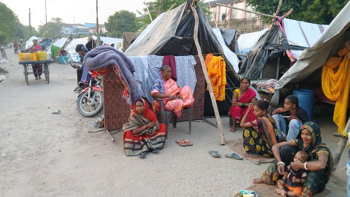 Kanpur News: 20 दिन से पानी में डूबी बस्ती, तिरपाल के नीचे कट रही जिंदगी