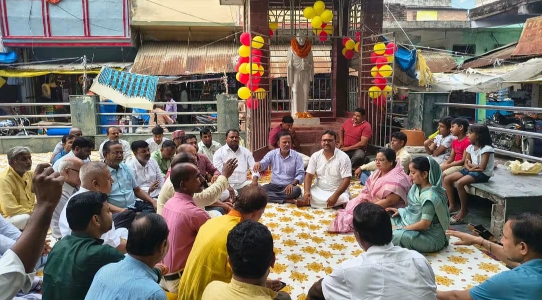 सेवरही में गांधी चबूतरे पर आयोजित प्रार्थना सभा में मौजूद लोग।स्रोत-सोशल मीडिया