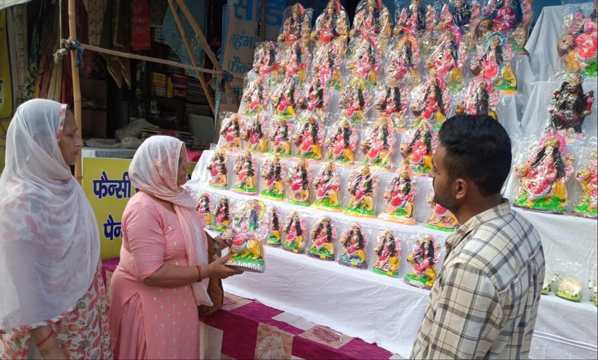 Shamli News: नवरात्र को लेकर सजा बाजार माता की मूर्तियाें की बिक्री शुरू