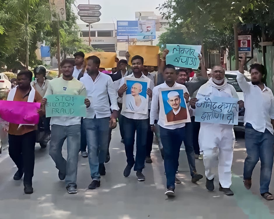Varanasi News: लोकतांत्रिक सवालों को लेकर एनएसयूआई ने निकाला जन आक्रोश मार्च