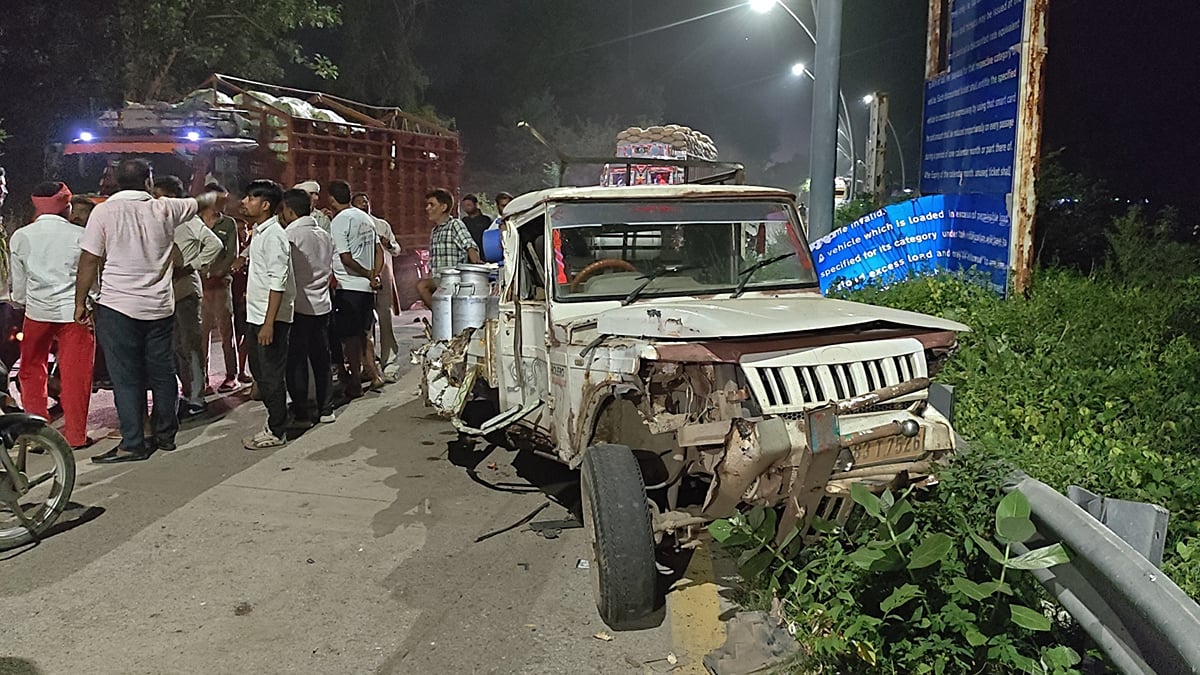 Agra News: ट्रेलर चालक का दुस्साहस... टक्कर के बाद लोडर को तीन किमी. घसीटा