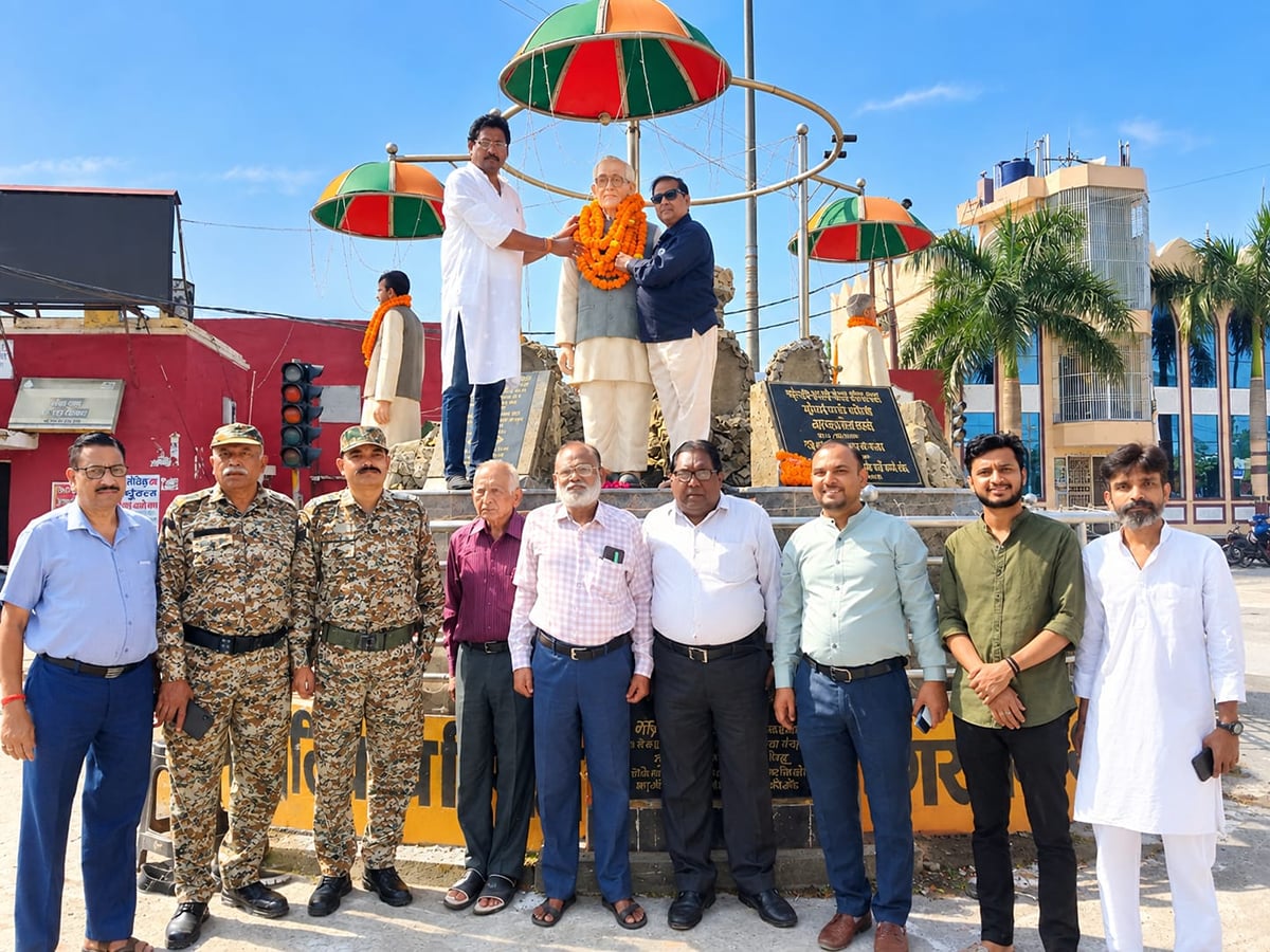 Shahjahanpur News: जयंती पर याद किए गए वीर रस के कवि दामोदर स्वरूप विद्रोही
