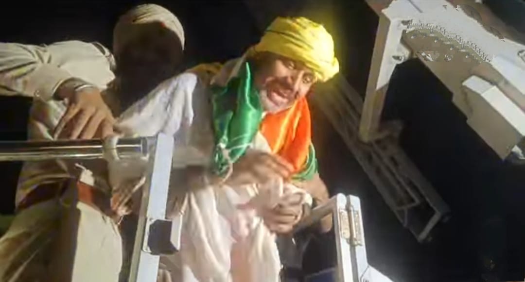 टॉवर से उतारा गया व्यक्ति।