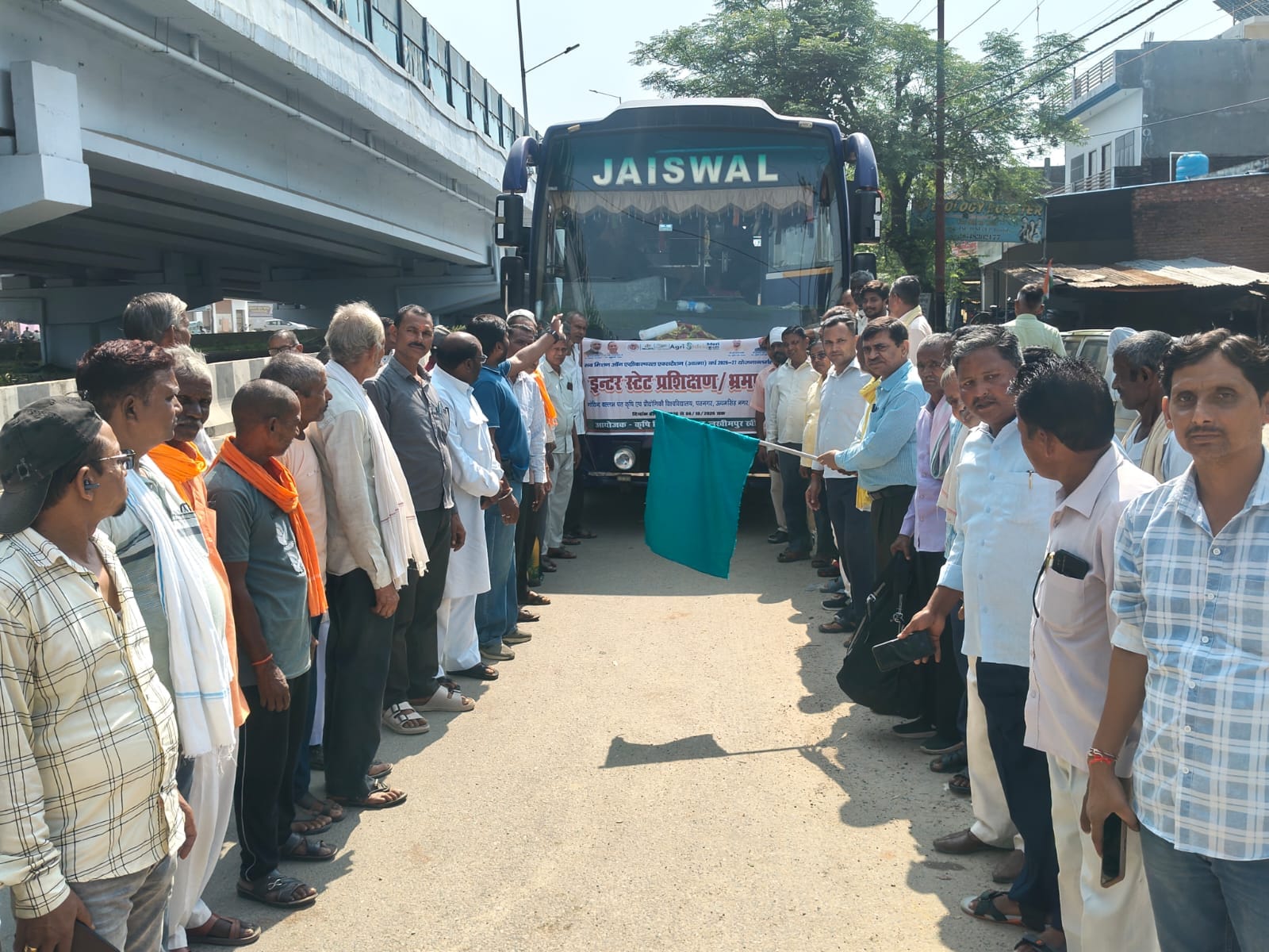 दल को हरी झंडी दिखाकर रवाना करते उप कृषि निदेशक गिरीश चंद्र। स्रोत : विभाग