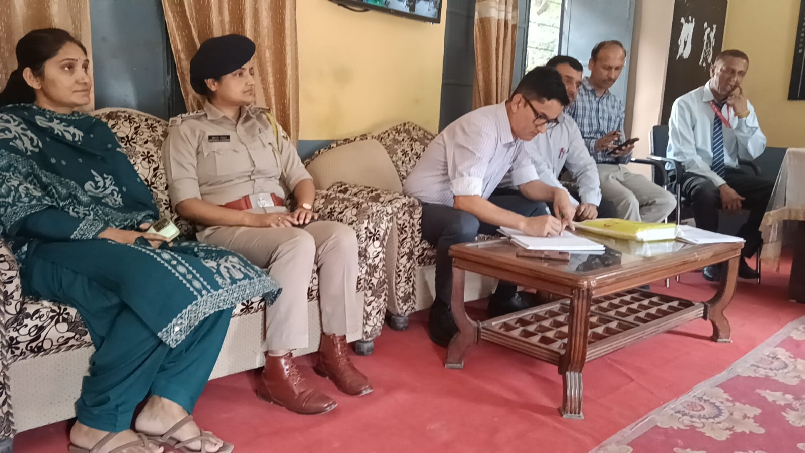 ददाहू स्कूल में निरीक्षण करते तहसीलदार जय सिंह ठाकुर। संवाद