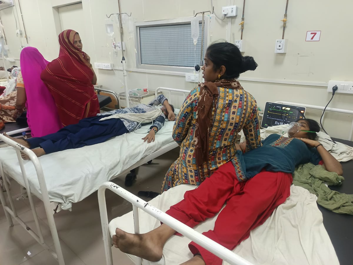 Firozabad News: केमिकल कचरे में लगी आग के धुएं से फैक्टरी के 6 श्रमिक हुए बेहोश