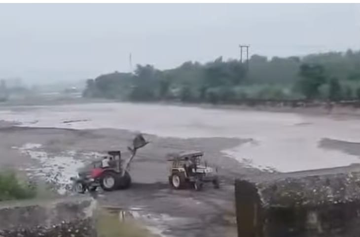 धौलाकुआं क्षेत्र की सूंकर नदी में अवैध खनन करते हुए खननकारी। स्रोत: ग्रामीण