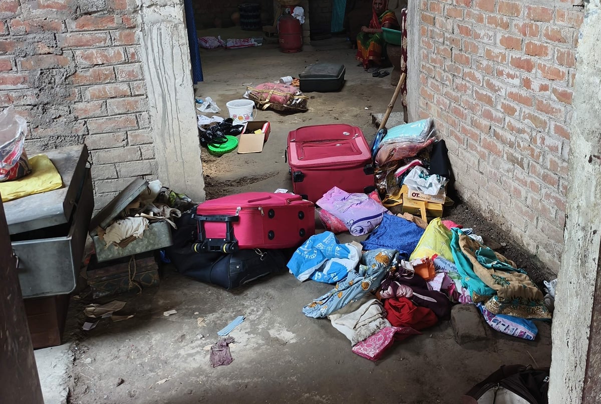 Chandauli News: आधी रात घर में घुसे चोर, नकदी-जेवर समेट ले गए