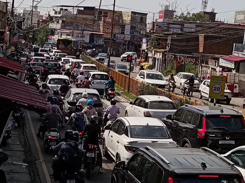 ऊना डीसी चौक पर ट्रक के खराब होने के कारण लगा ट्रैफिक जाम। संवाद