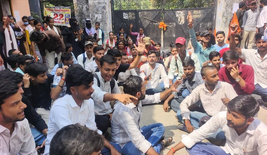 Lakhimpur Kheri News: ज्ञापन देने गेट पर डटे छात्र, कुलपति के लौटने से टला कार्यक्रम