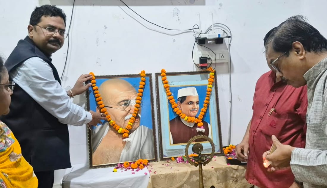 वाईडी डिग्री कॉलेज में  महात्मा गांधी व लालबहादुर शास्त्री के चित्र पर माल्यार्पण करते प्राचार्